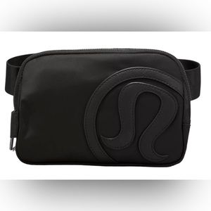 ⭐️NWT black/blacklogo lululemon everywhere belt bag